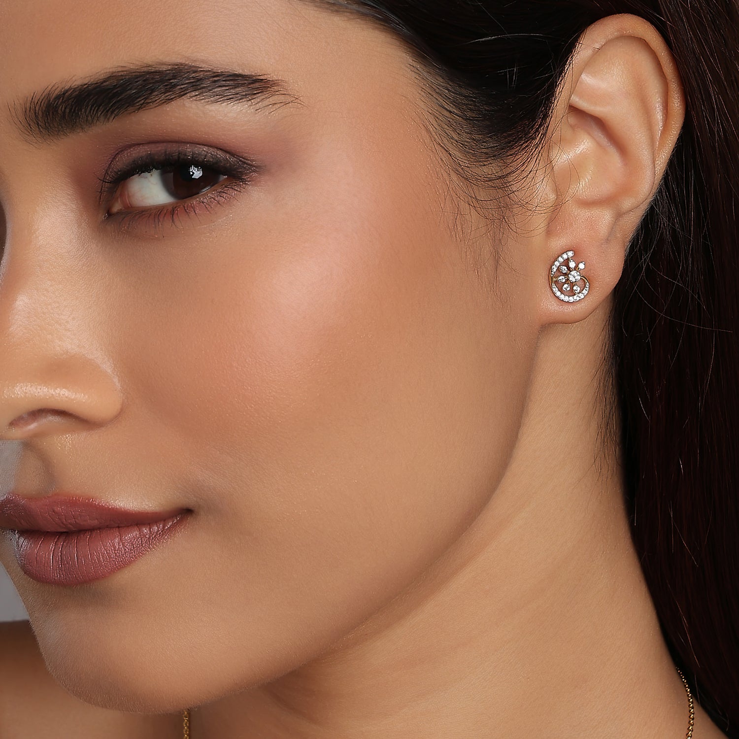 Exquisite Floral Swirl Stud Earrings For A Timeless Elegant Glow