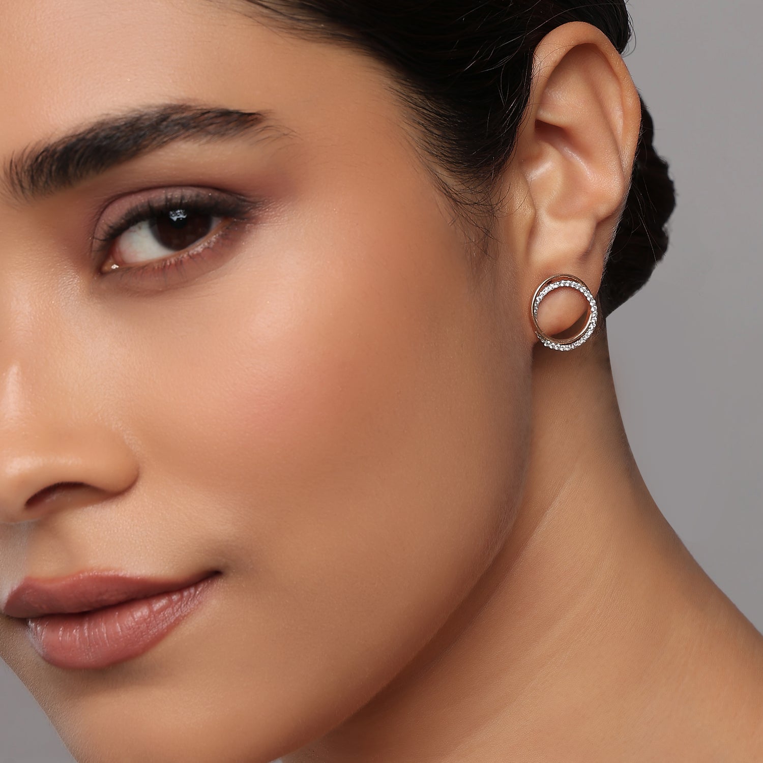 Elegant Interlocking Dual Circle Stud Earrings with Shimmering Radiant Accents