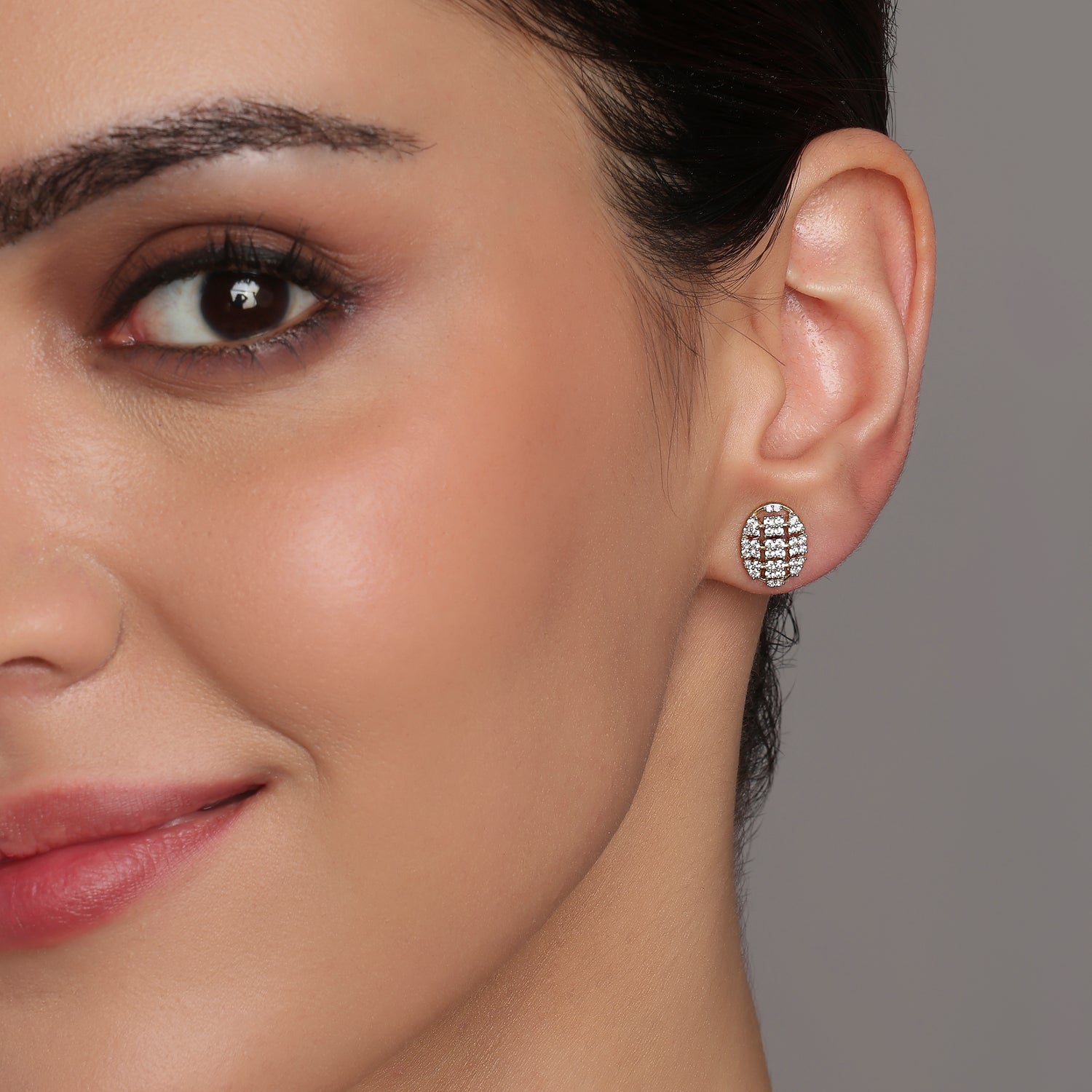 Geometric Oval Stud Earrings with Structured Modern Elegance