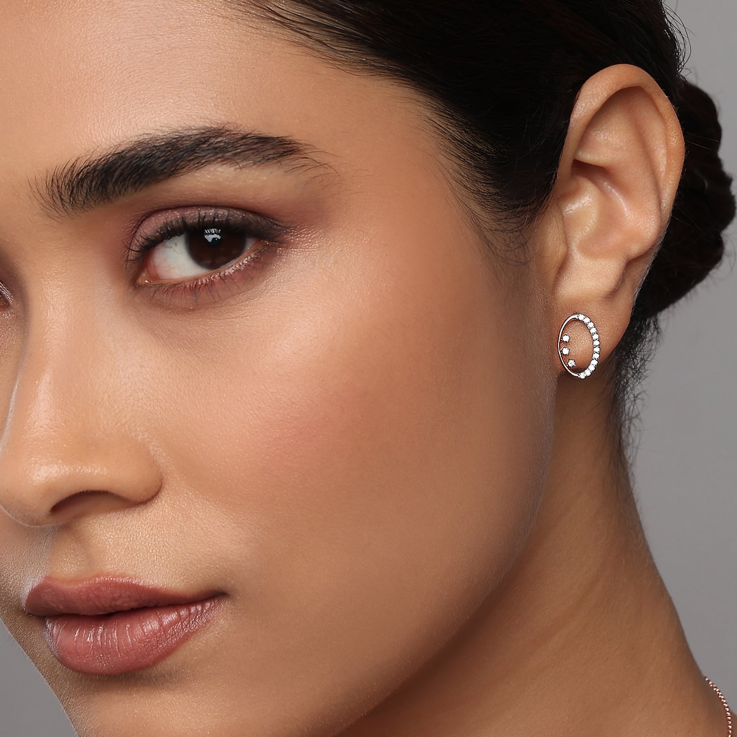 Celestial Radiance Oval Stud Earrings For An Elegant Modern Look