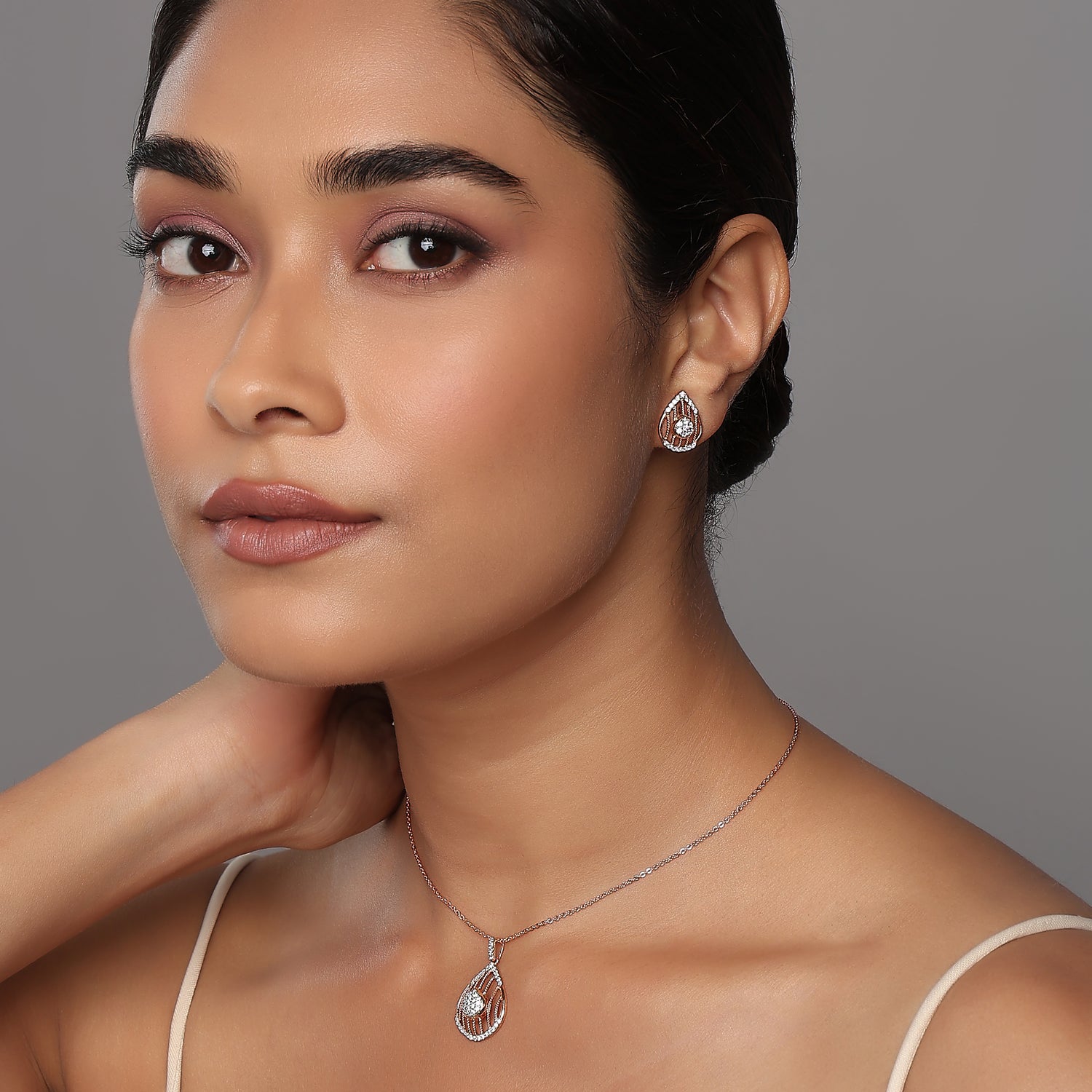 Exquisite Glistening Teardrop Filigree Pendant and Matching Stud Earrings Set