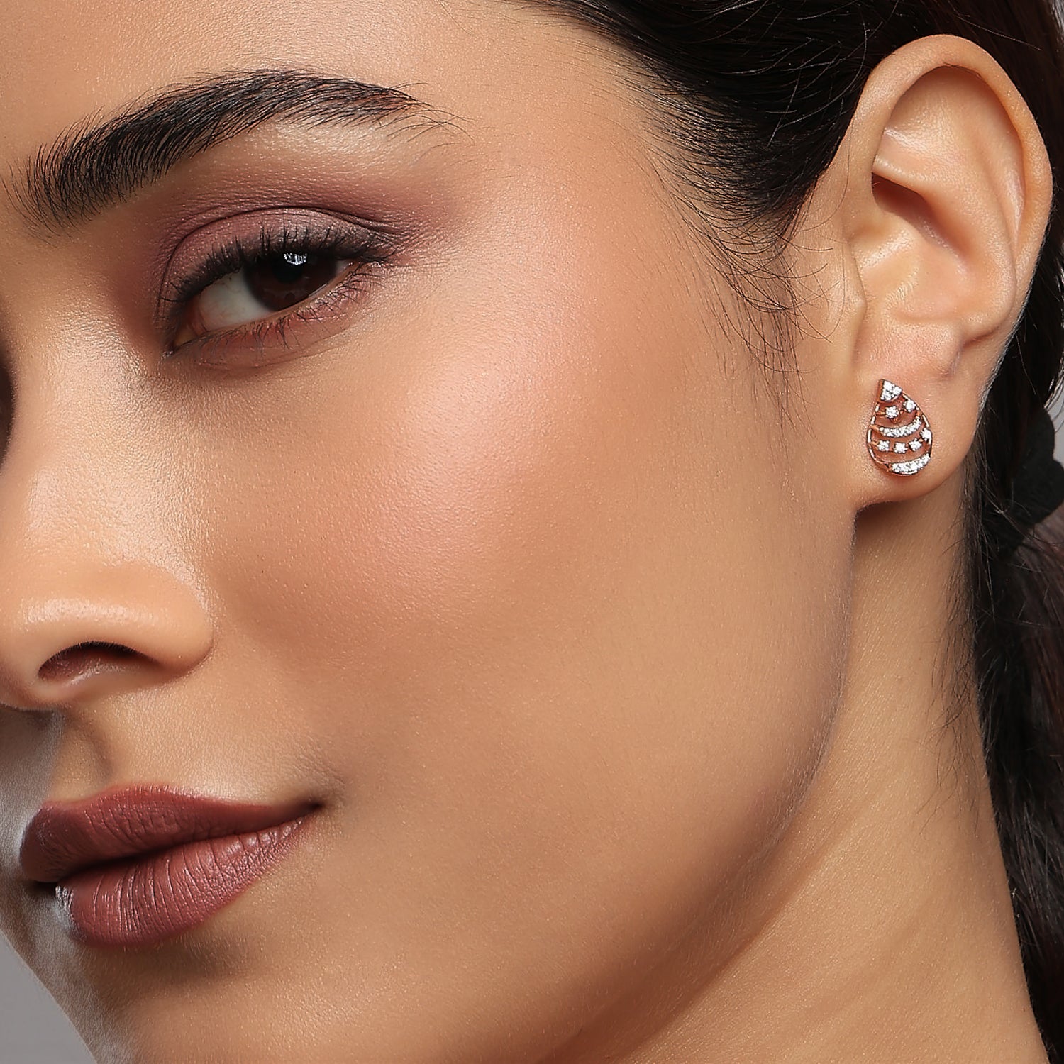 Glistening Teardrop Filigree Stud Earrings for Radiant and Elegant Sophistication