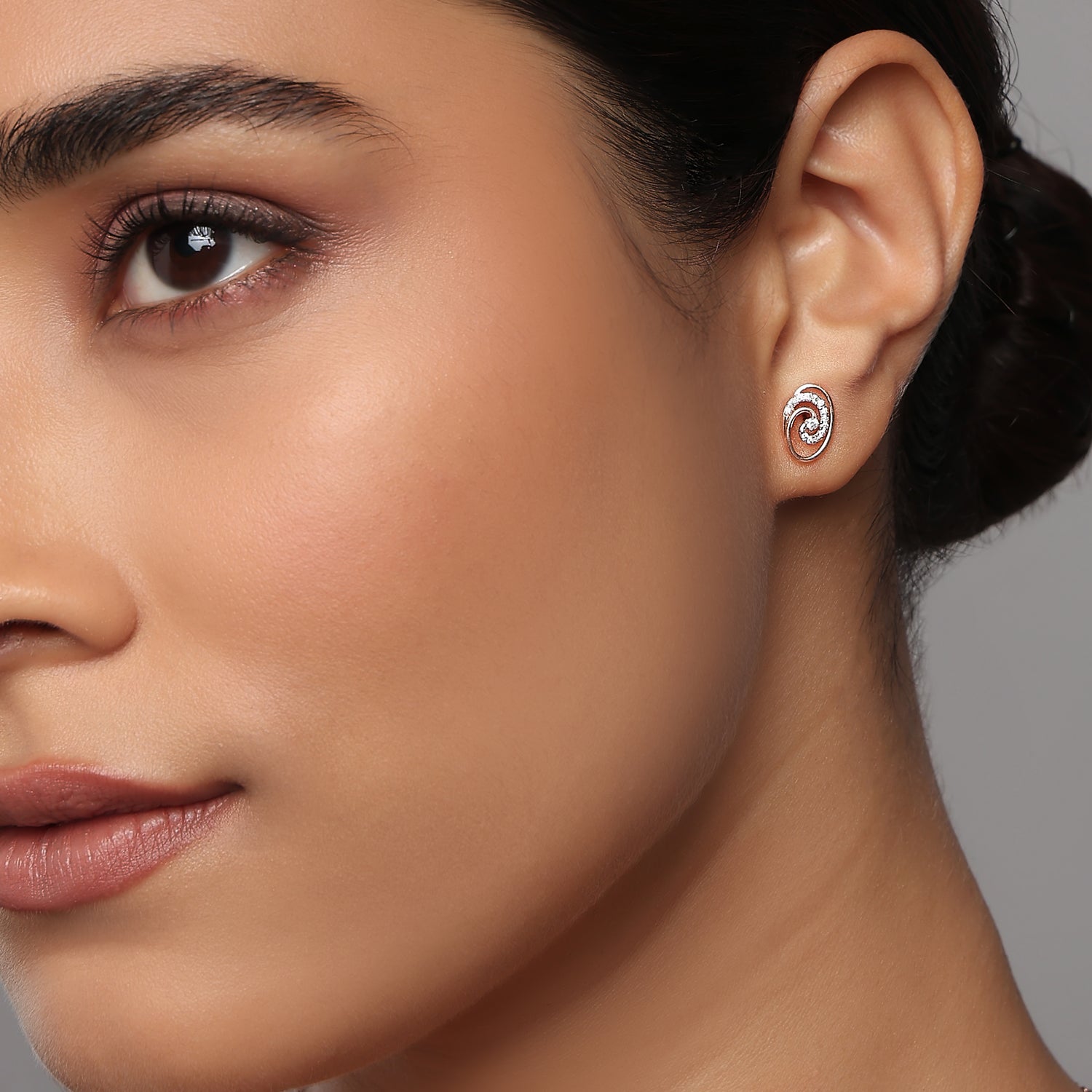 Radiant Eternal Swirl Stud Earrings for Sophisticated and Timeless Elegance