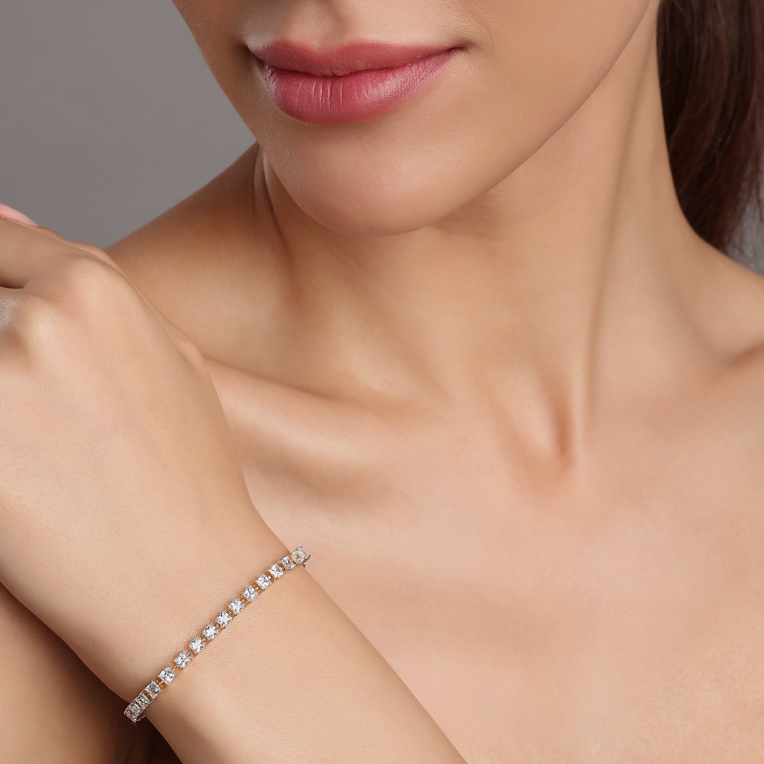 A Regal Line Bracelet Crafted for Graceful Moments and Lasting Elegance