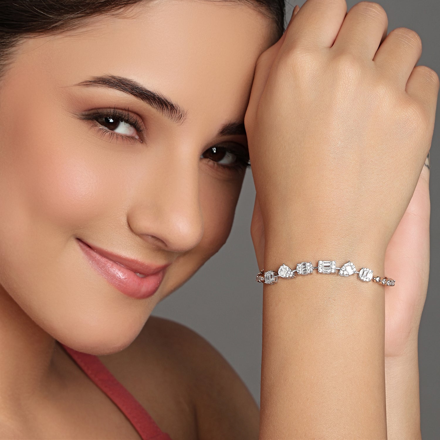 A Poetic Tennis Bracelet with Sculpted Shapes and Modern Grace