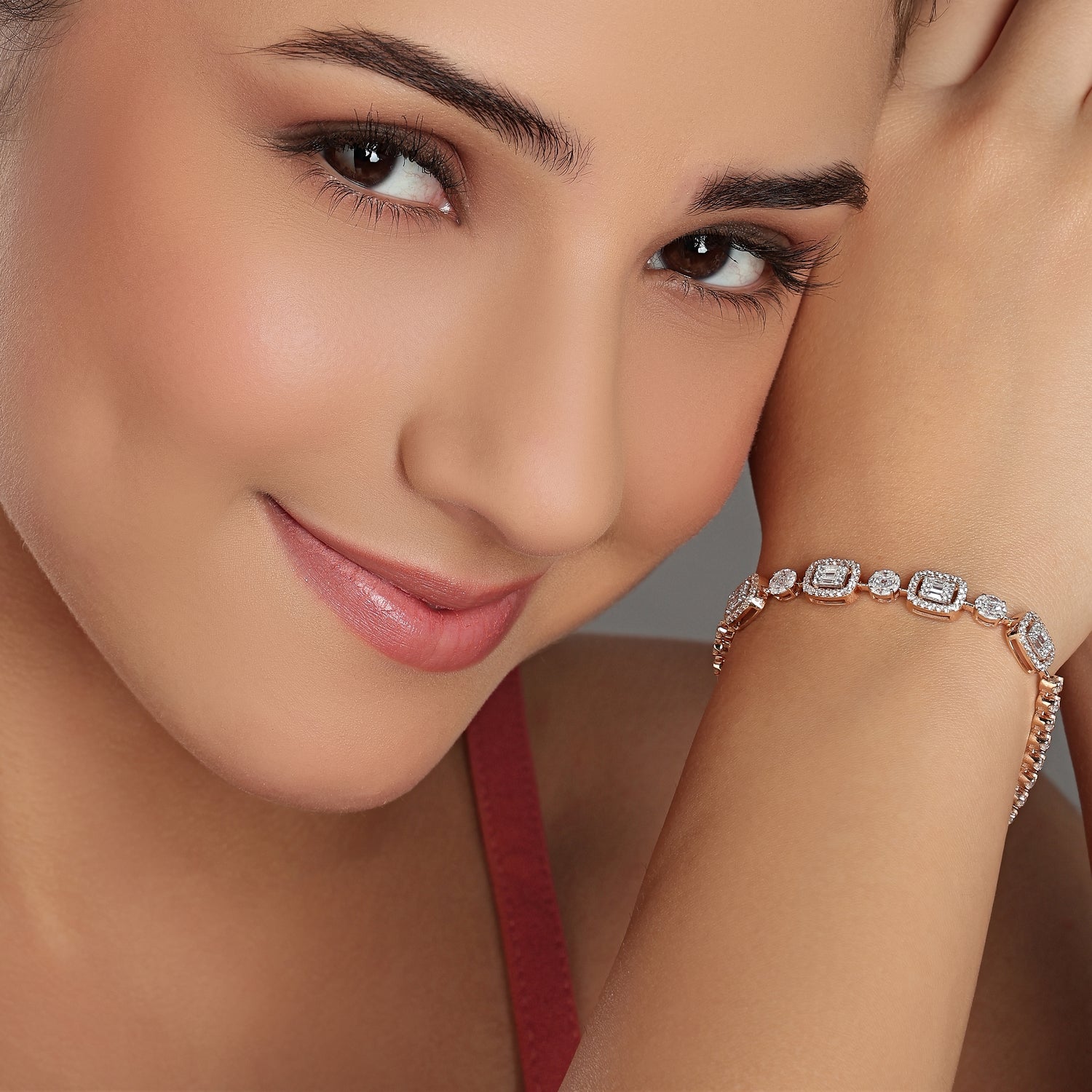 A Refined Tennis Bracelet with Geometric Motifs and Timeless Allure