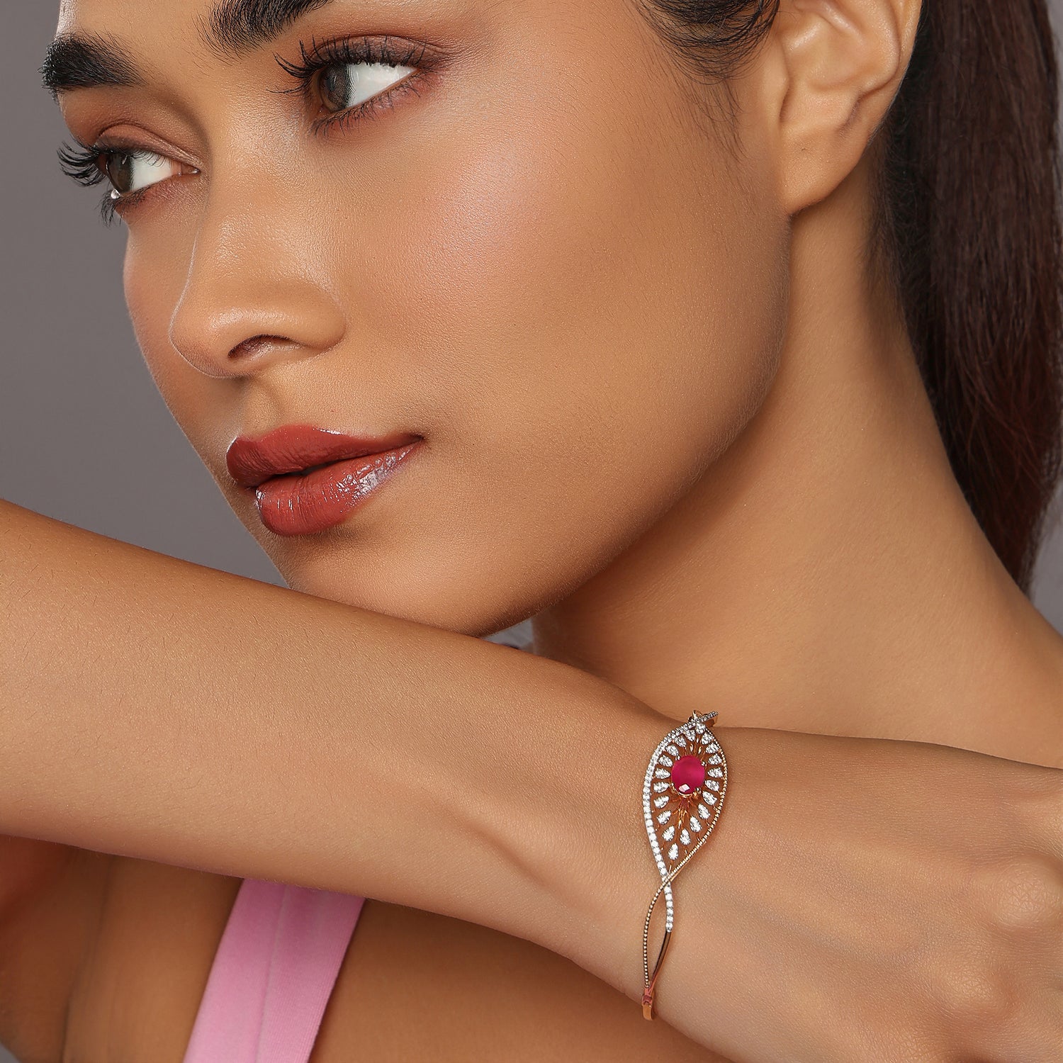 Elegant Radiant Center Bangle with Intricate Sunburst Design