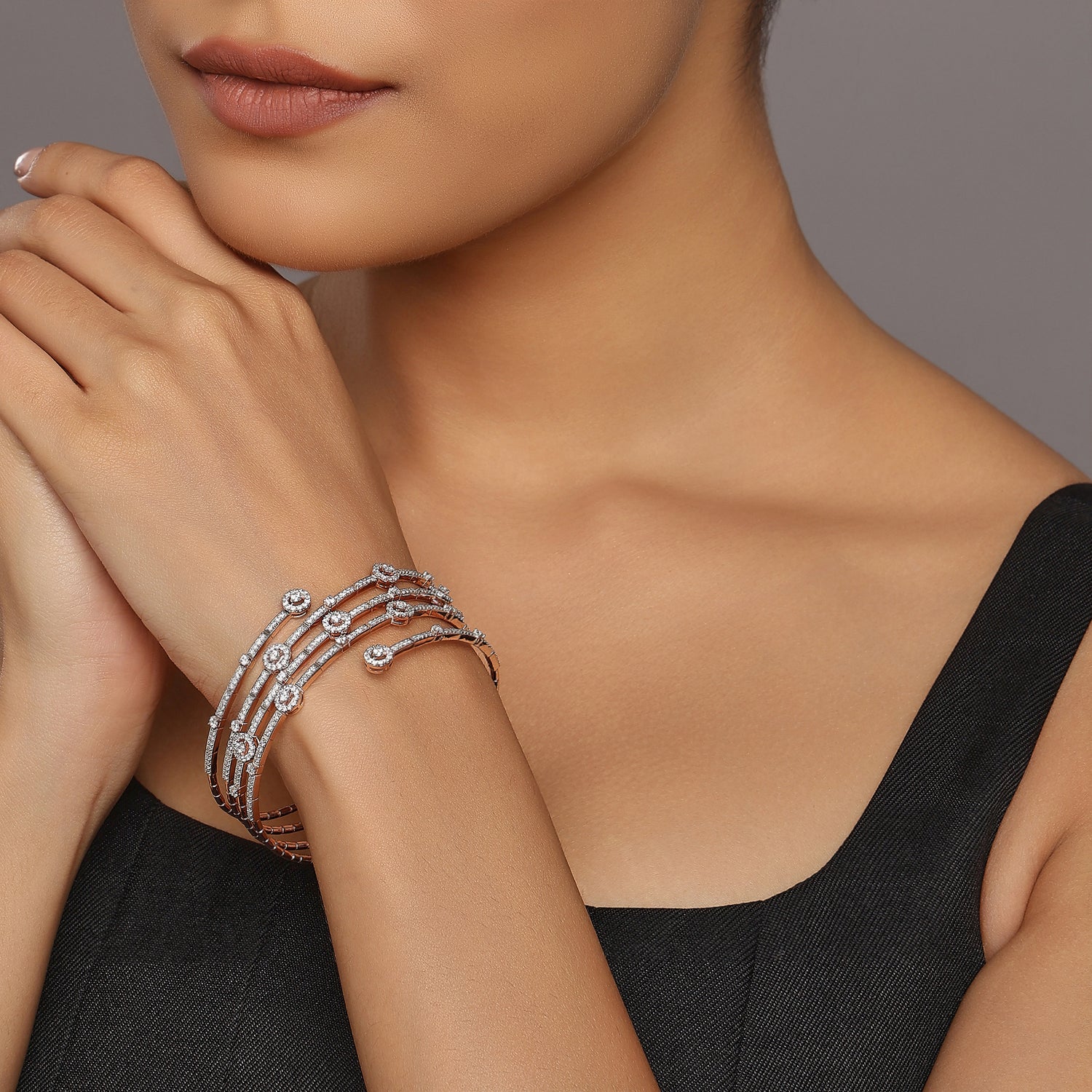 Exquisite Round Motif Bangle Set with Sparkling Stone Highlights