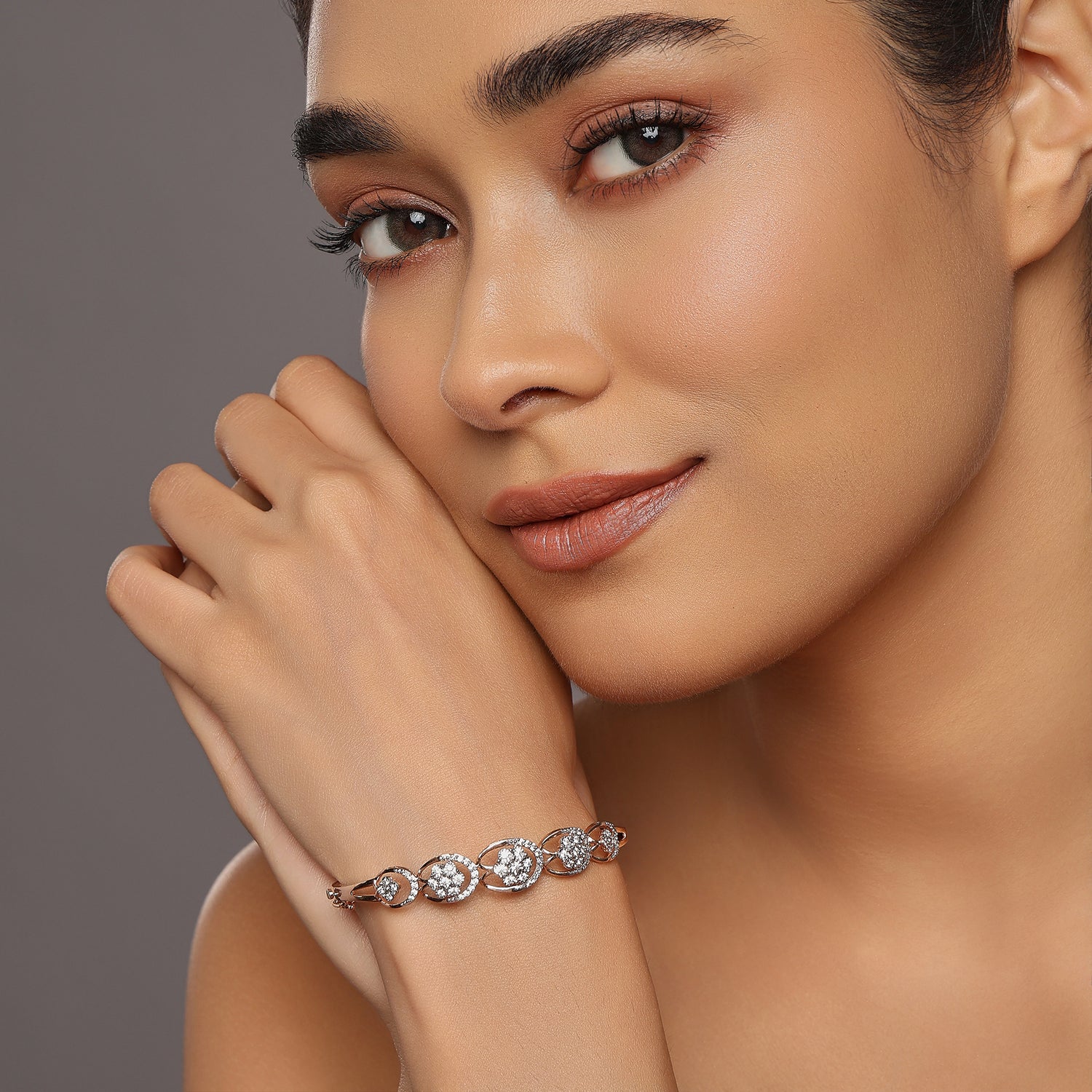 Elegant Interlinked Circle Bangle with Radiant Stone Embellishments