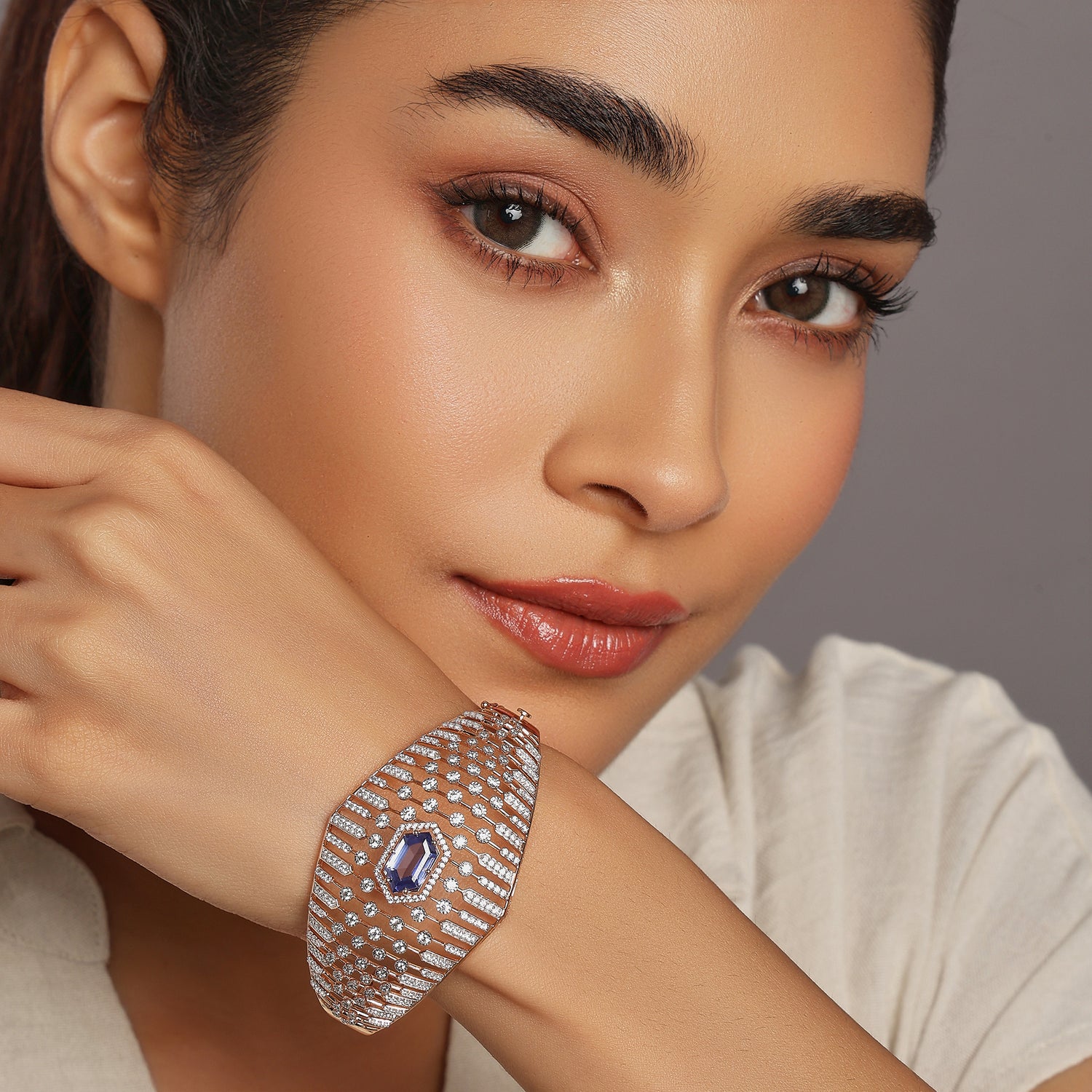 Royal Fan-Inspired Bangle with Striking Stone Centerpiece