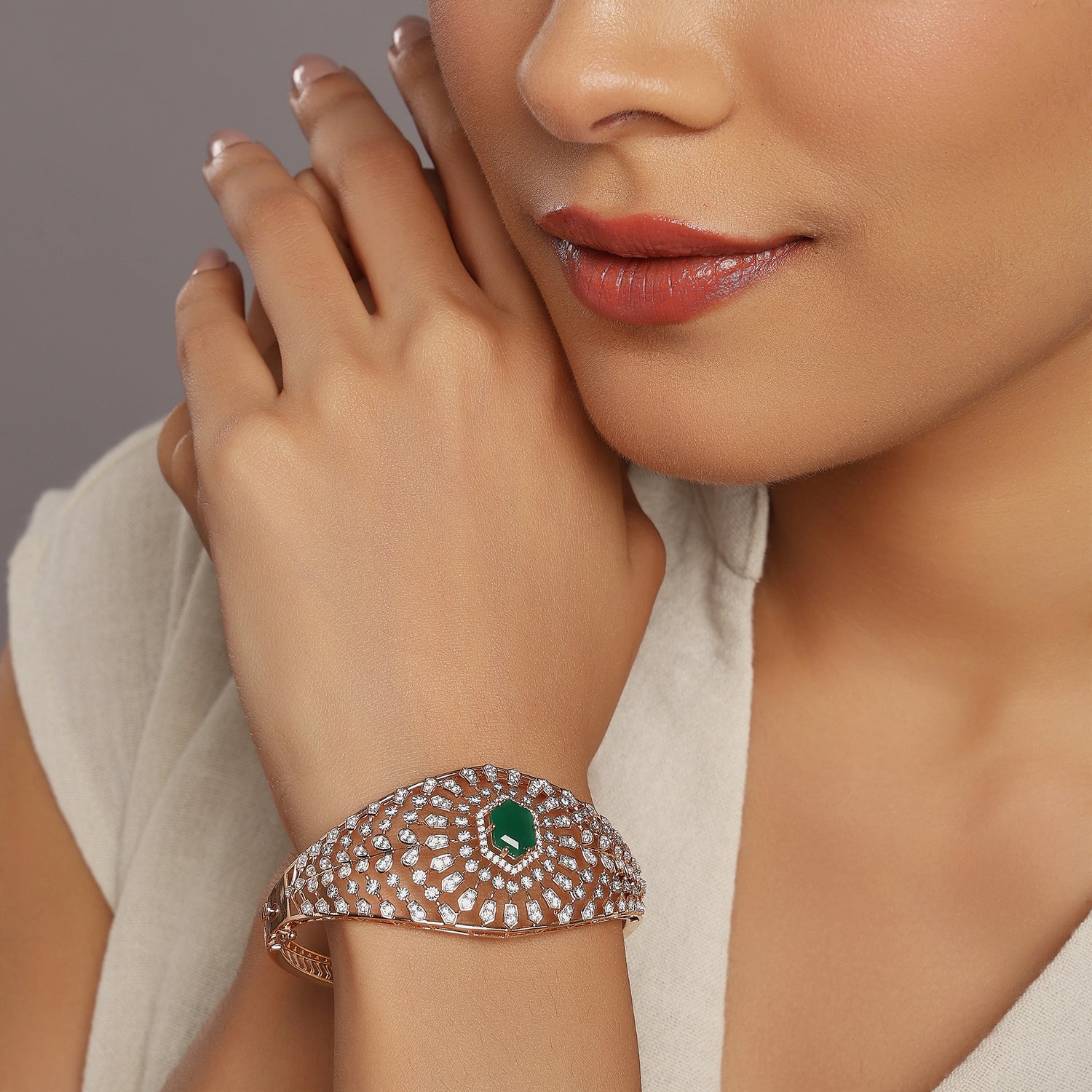 Regal Radiant Fan Bangle with Intricate Stone Embellishments
