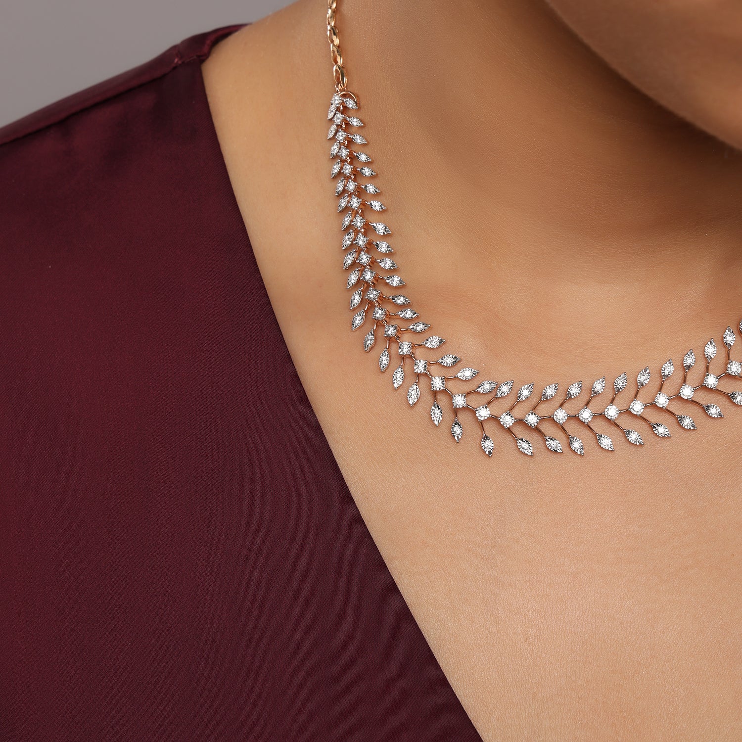 Elegant Leaf Motif Necklace with Curved Design