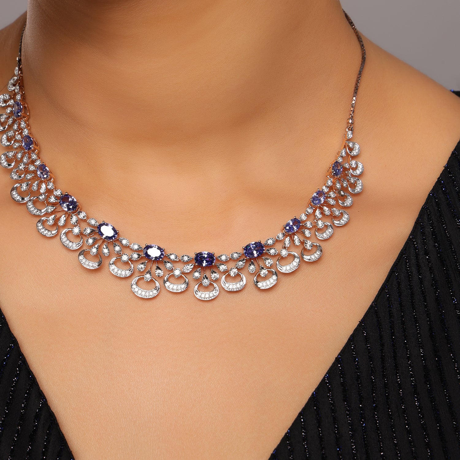 Delicate Graduated Necklace with Layered Circular Motifs