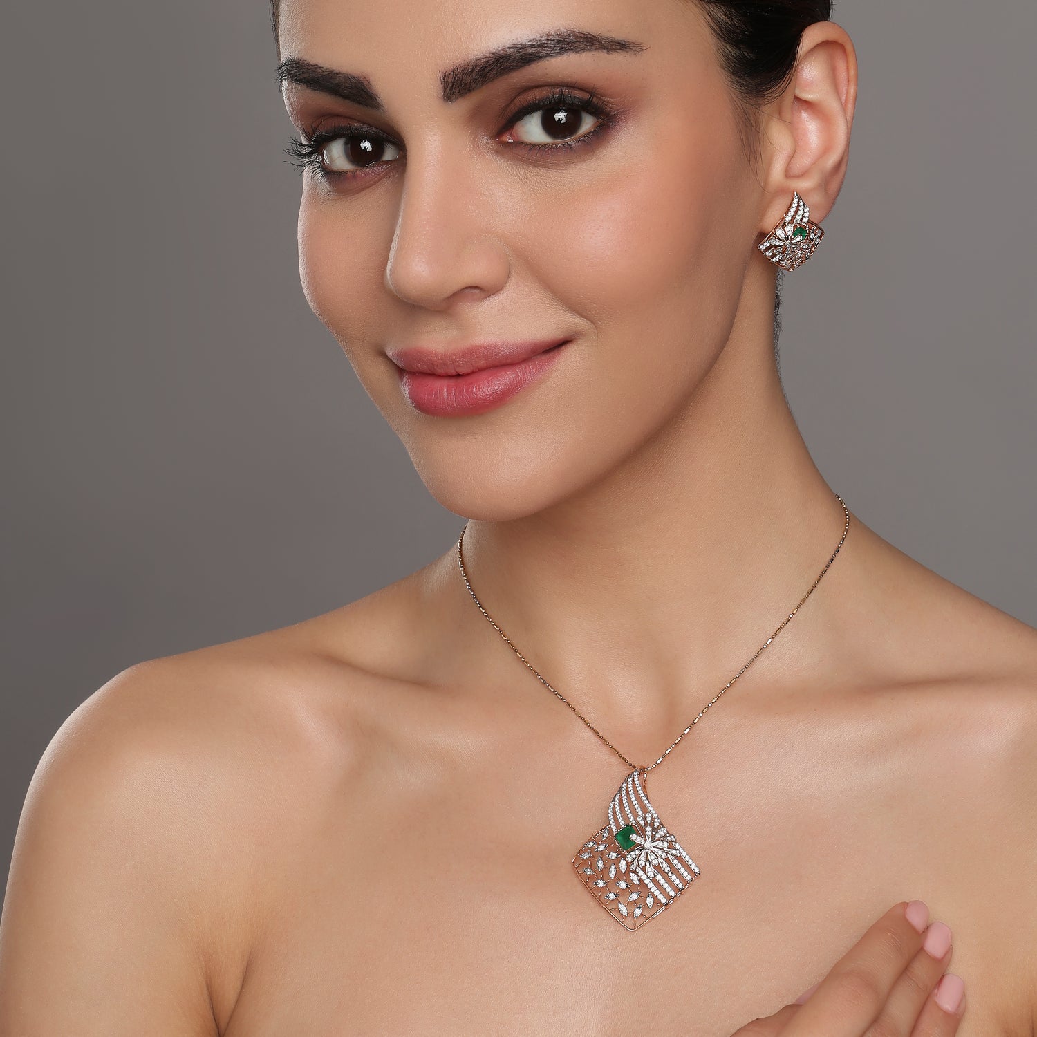 Exquisite Floral Lattice Filigree Pendant and Matching Stud Earrings Set