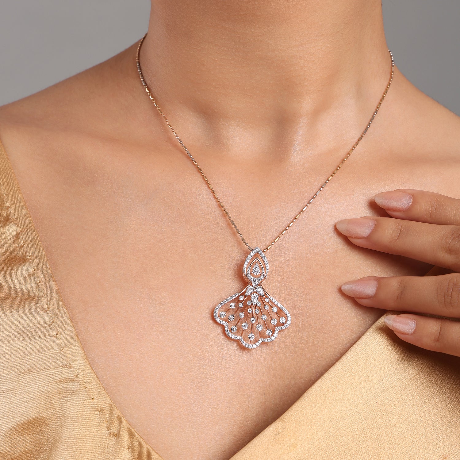 Majestic Teardrop Fan Motif Pendant for Timeless Sophistication