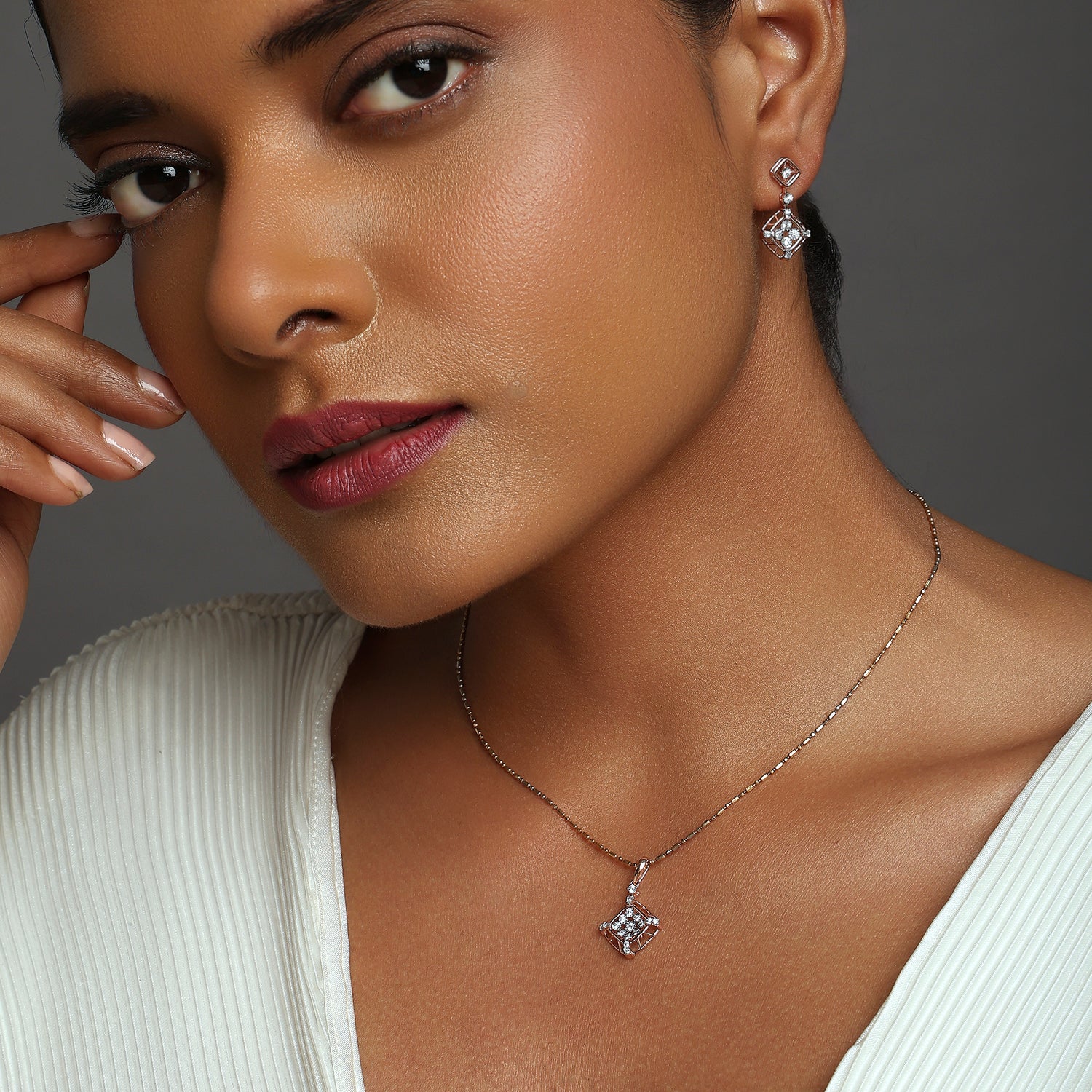 Refined Geometric Drop Pendant and Earring Set with Modern Elegance