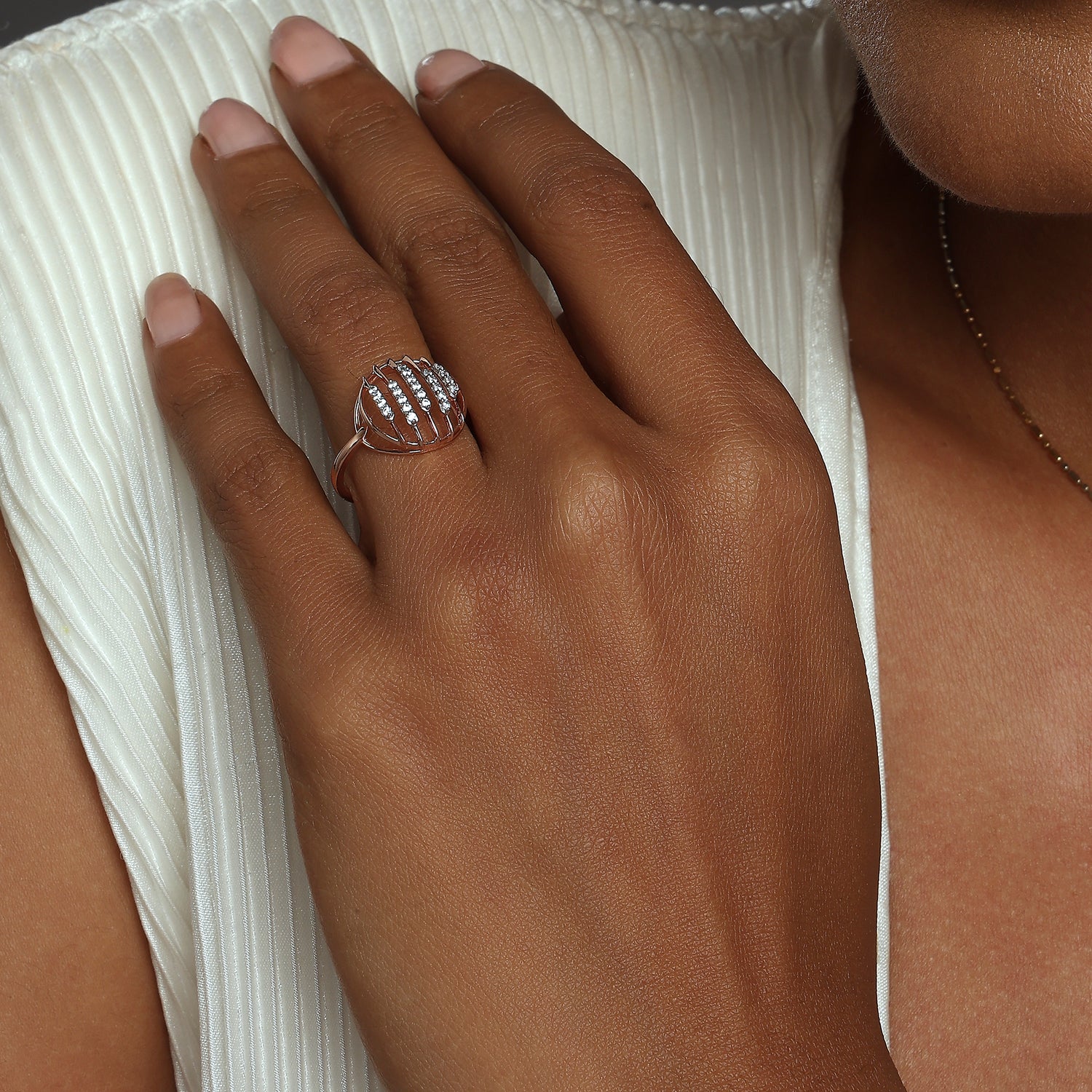 Elegant Circular Ladder-Design Ring with Modern Brilliance