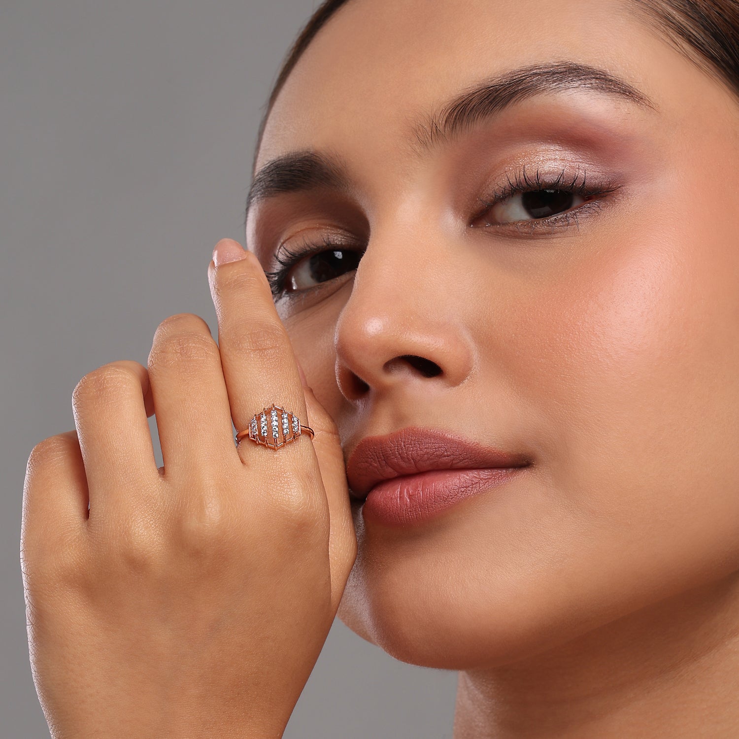 Modern Geometric Cage Ring With Vertical Bar Detailing