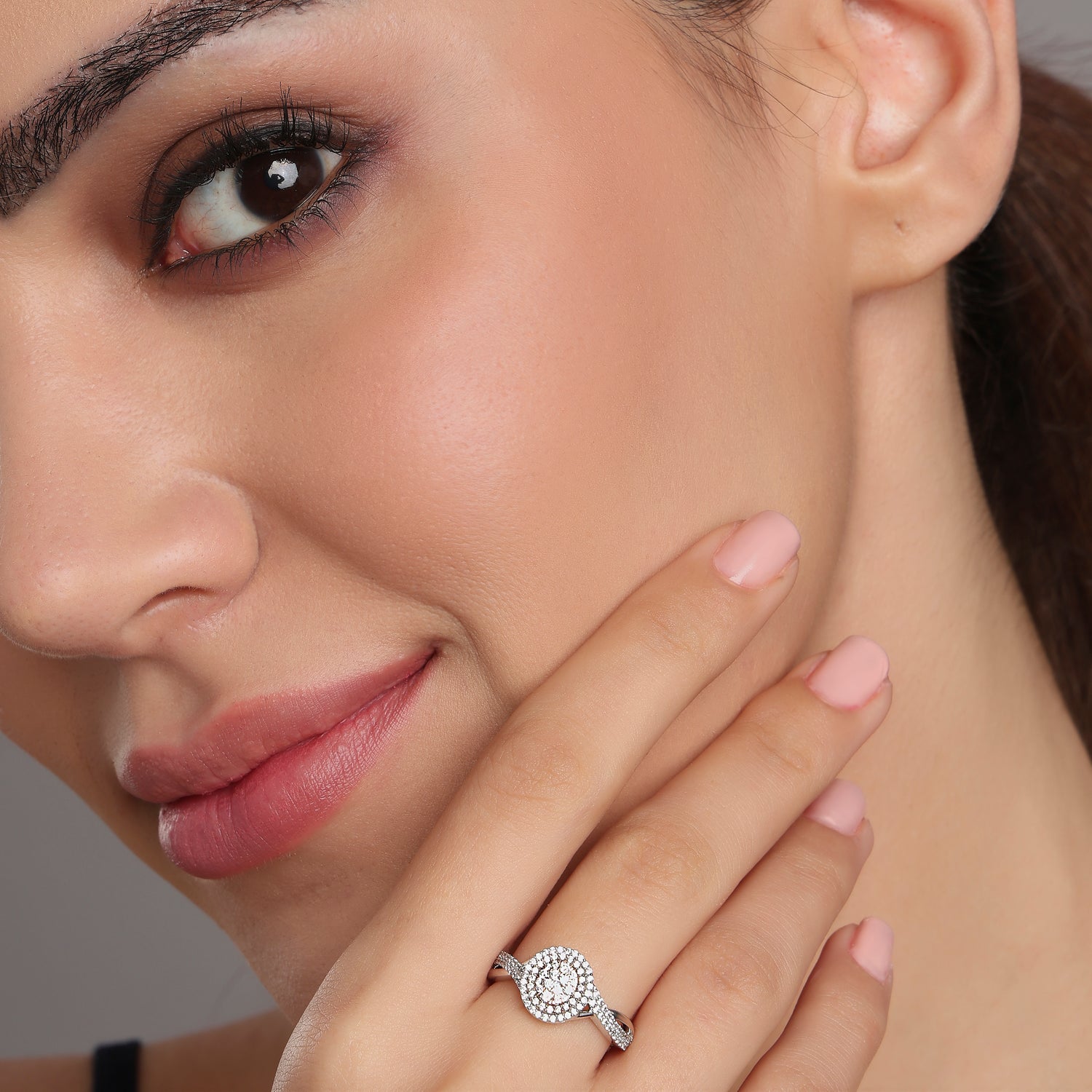 Round Cluster Halo Ring With Elegant Detailing