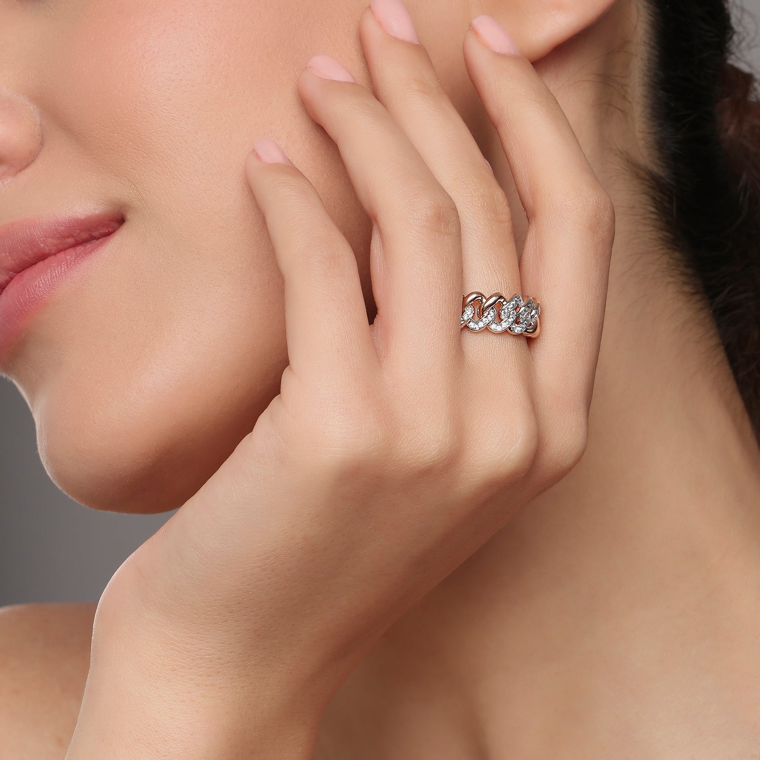 Chic Interlinked Chain Ring with Sparkling Accent Detailing