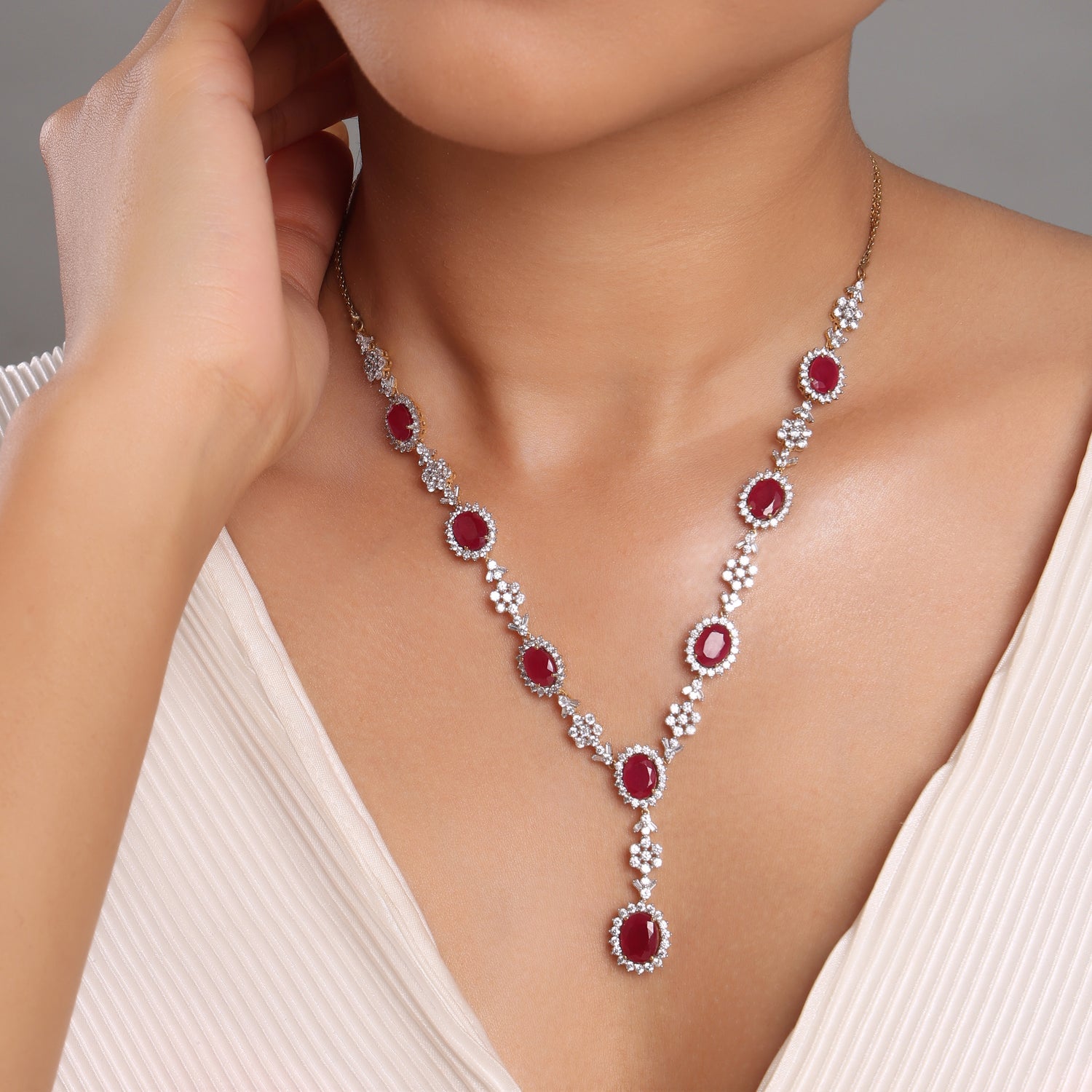 A Regal Harmony of Classic Romance in an Elegant Necklace