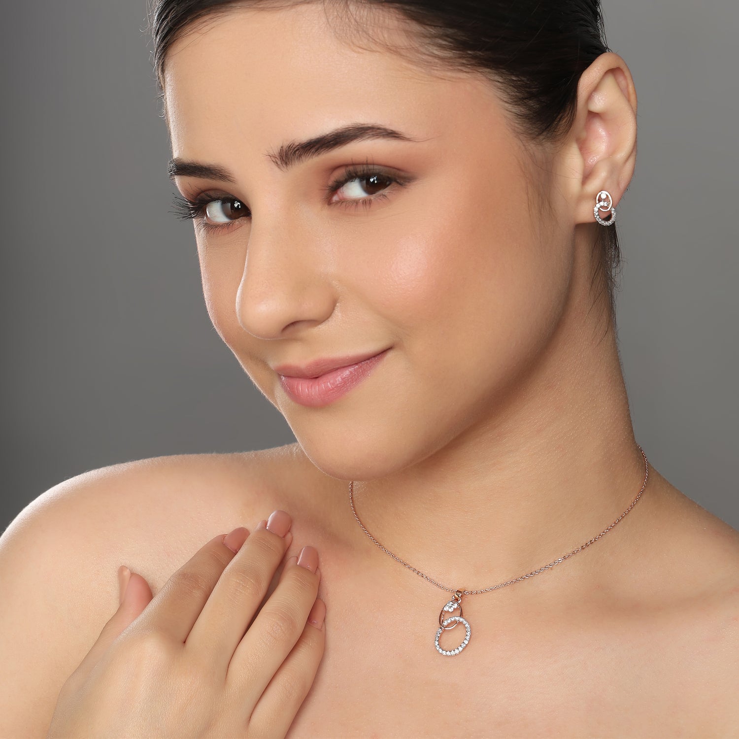 Graceful Interlocking Oval Pendant and Matching Stud Earring Set