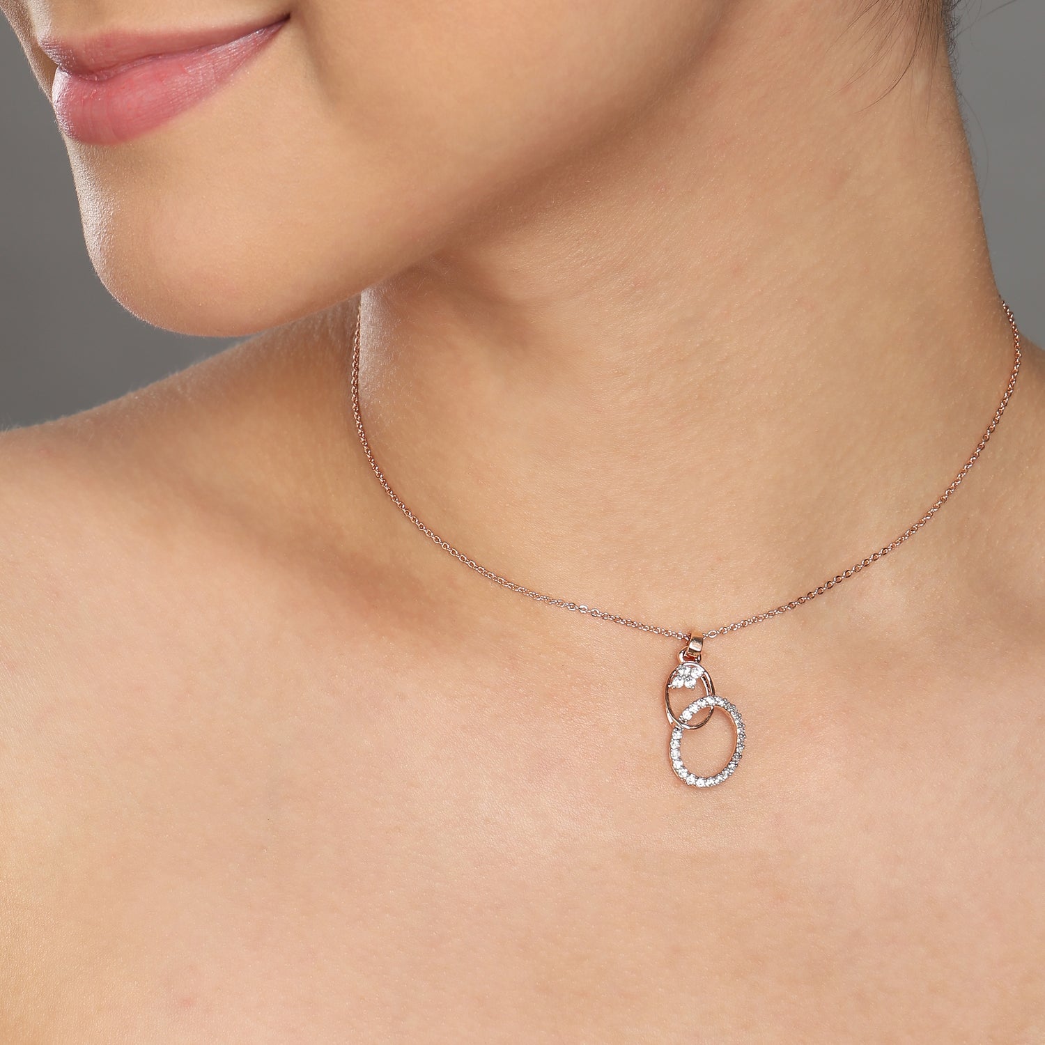 Eternal Intertwined Circles Pendant of Modern Romance