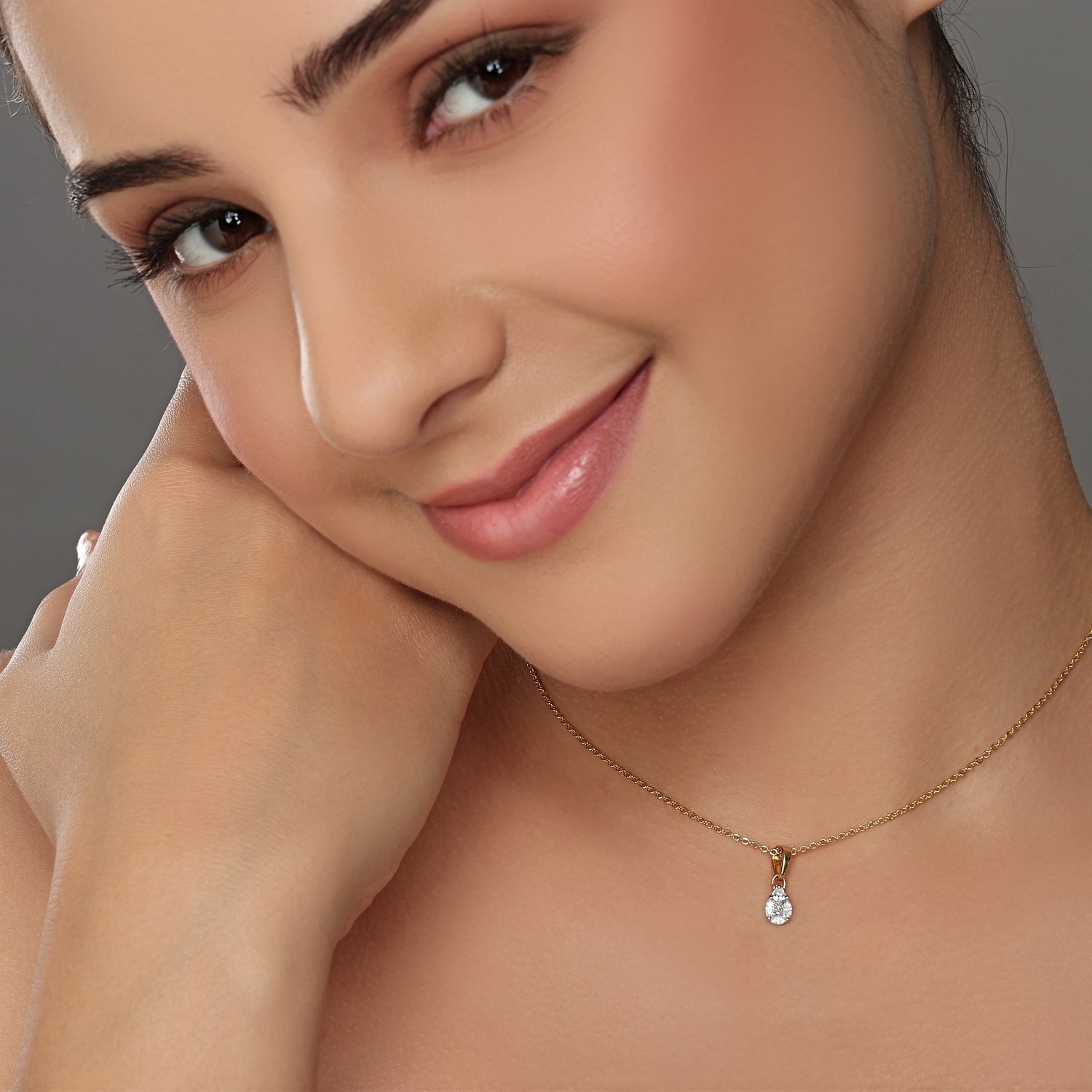 A Delicate Teardrop Pendant That Captures Timeless Elegance