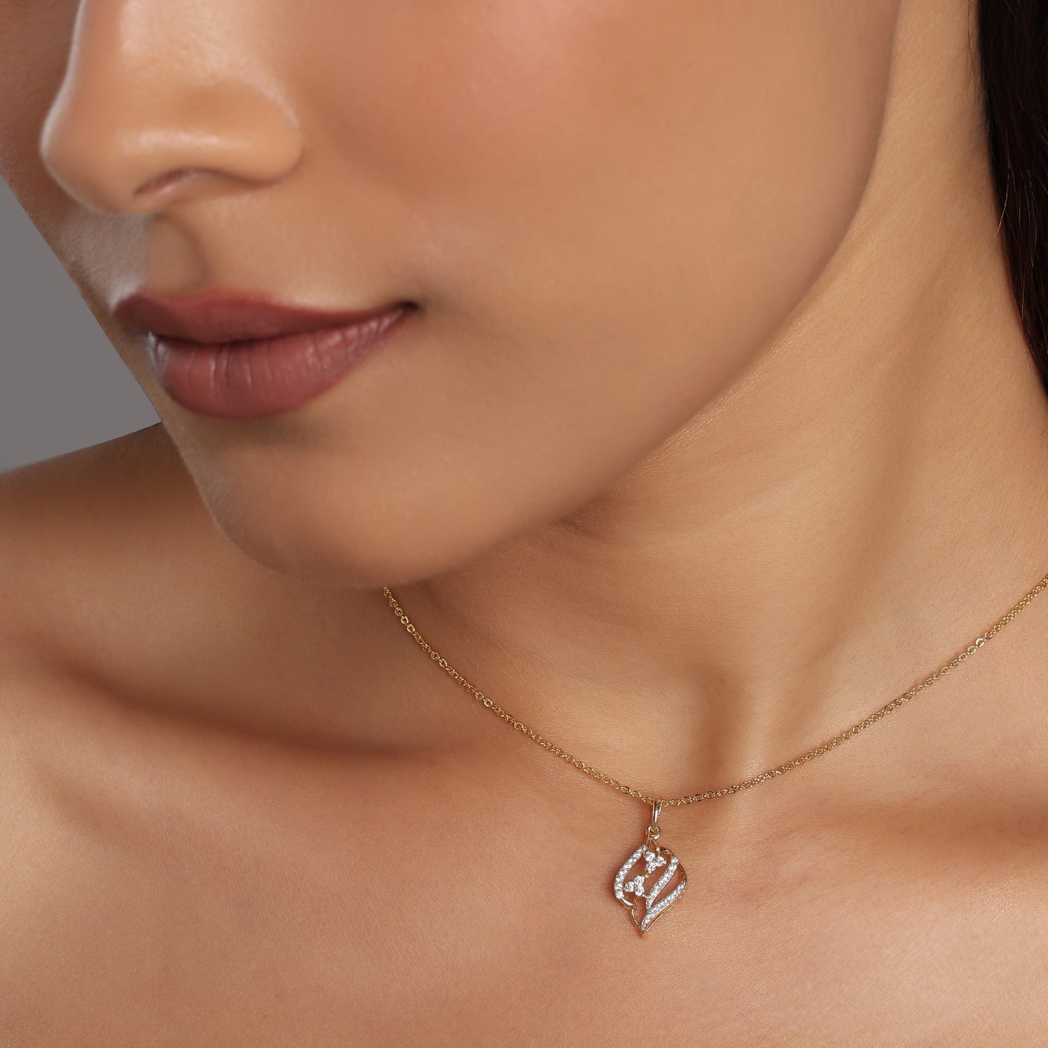 Elegant Floral Swirl Diamond Pendant For Radiant Every Day Grace
