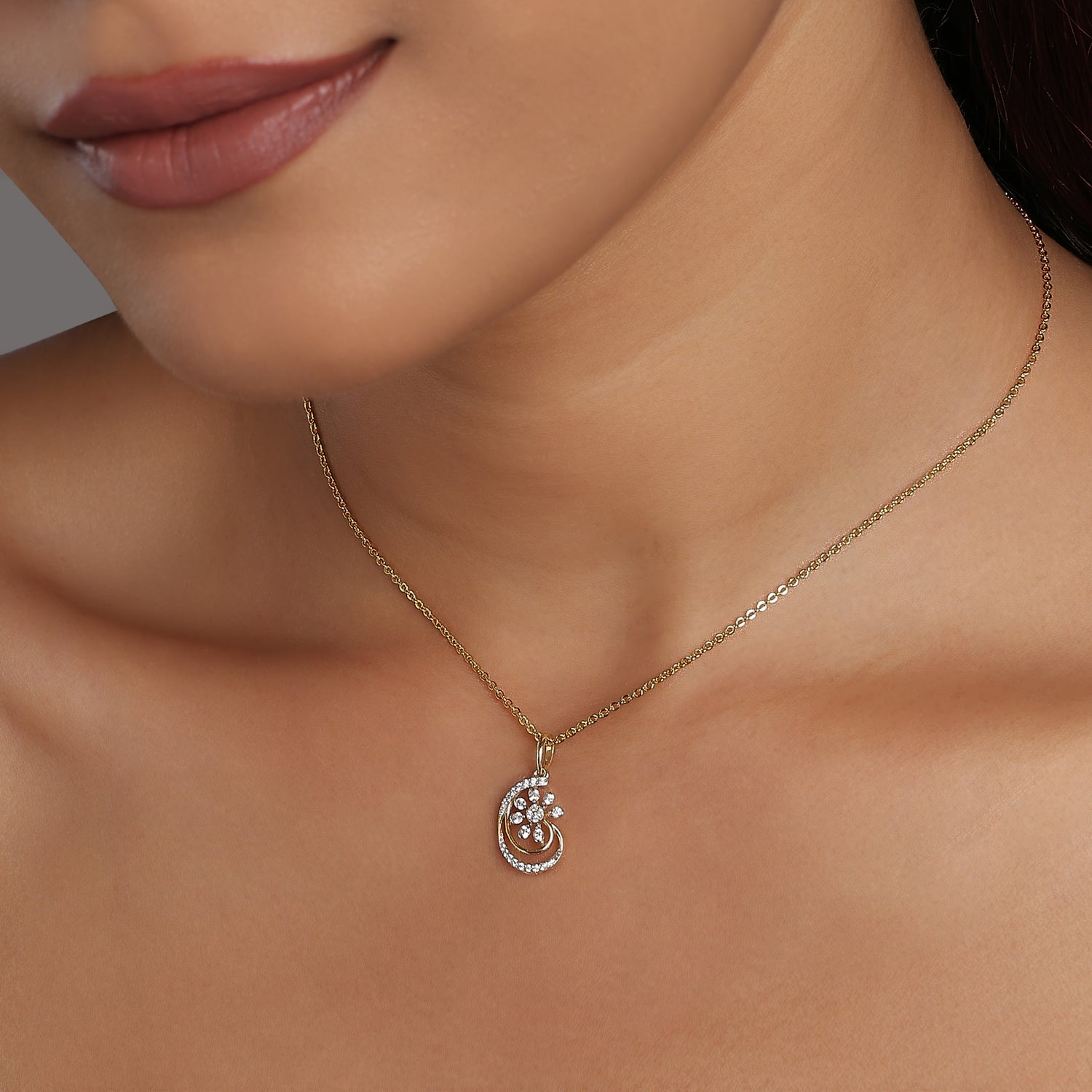 Elegant Floral Swirl Diamond Pendant For A Radiant Look