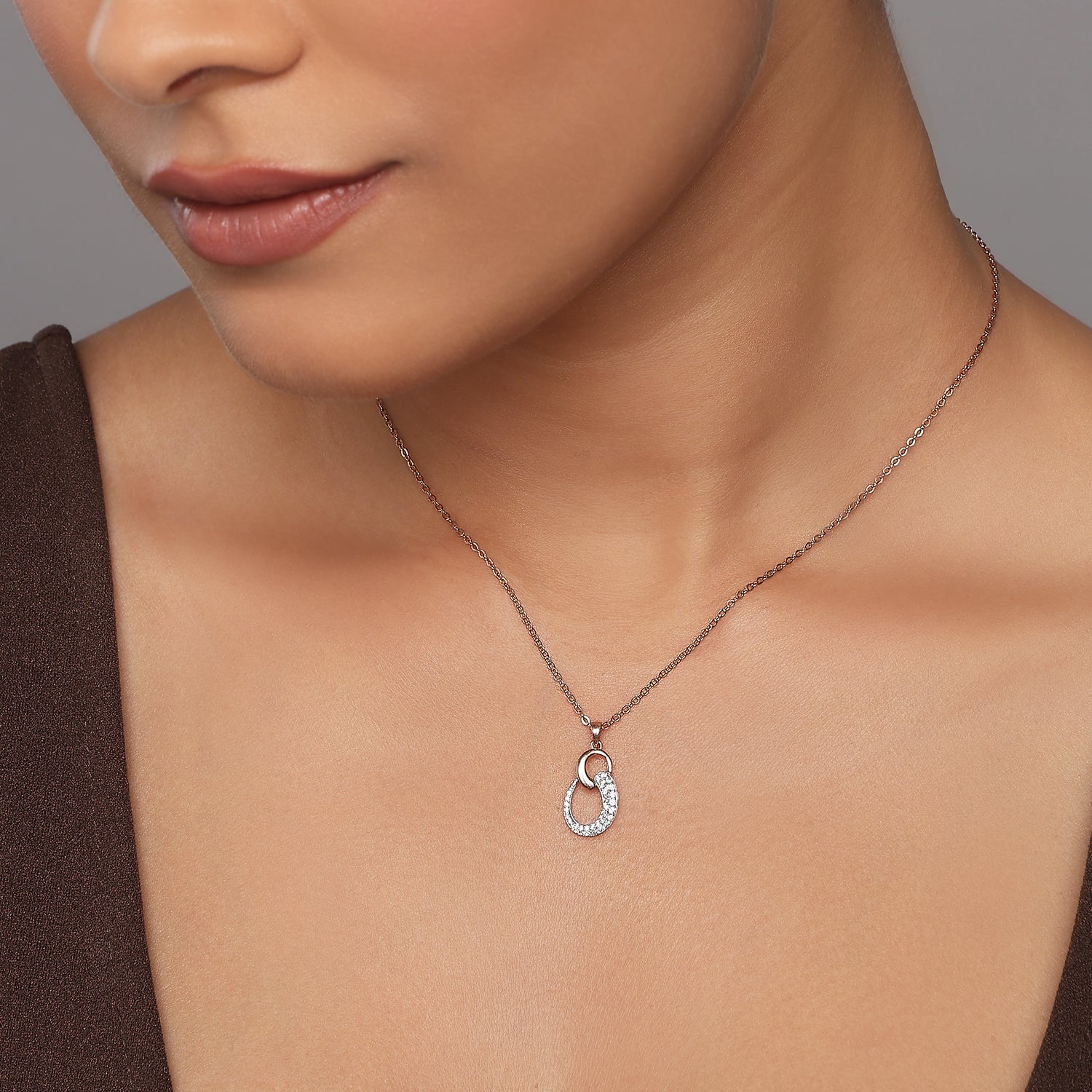 Elegant Interlocking Double Loop Pendant for Sophisticated Modern Women