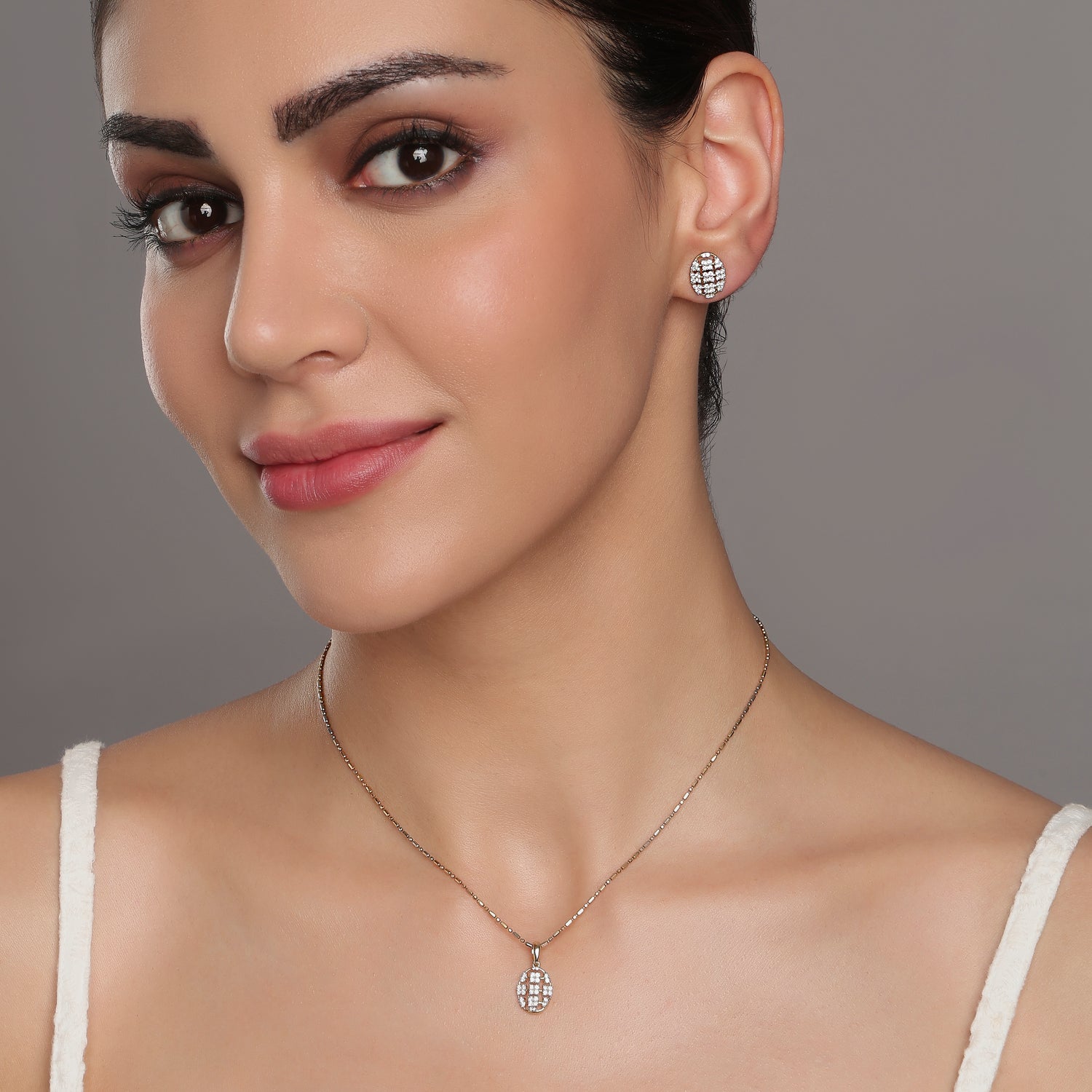 Elegance Personified Geometric Lattice Oval Pendant and Stud Earring Set