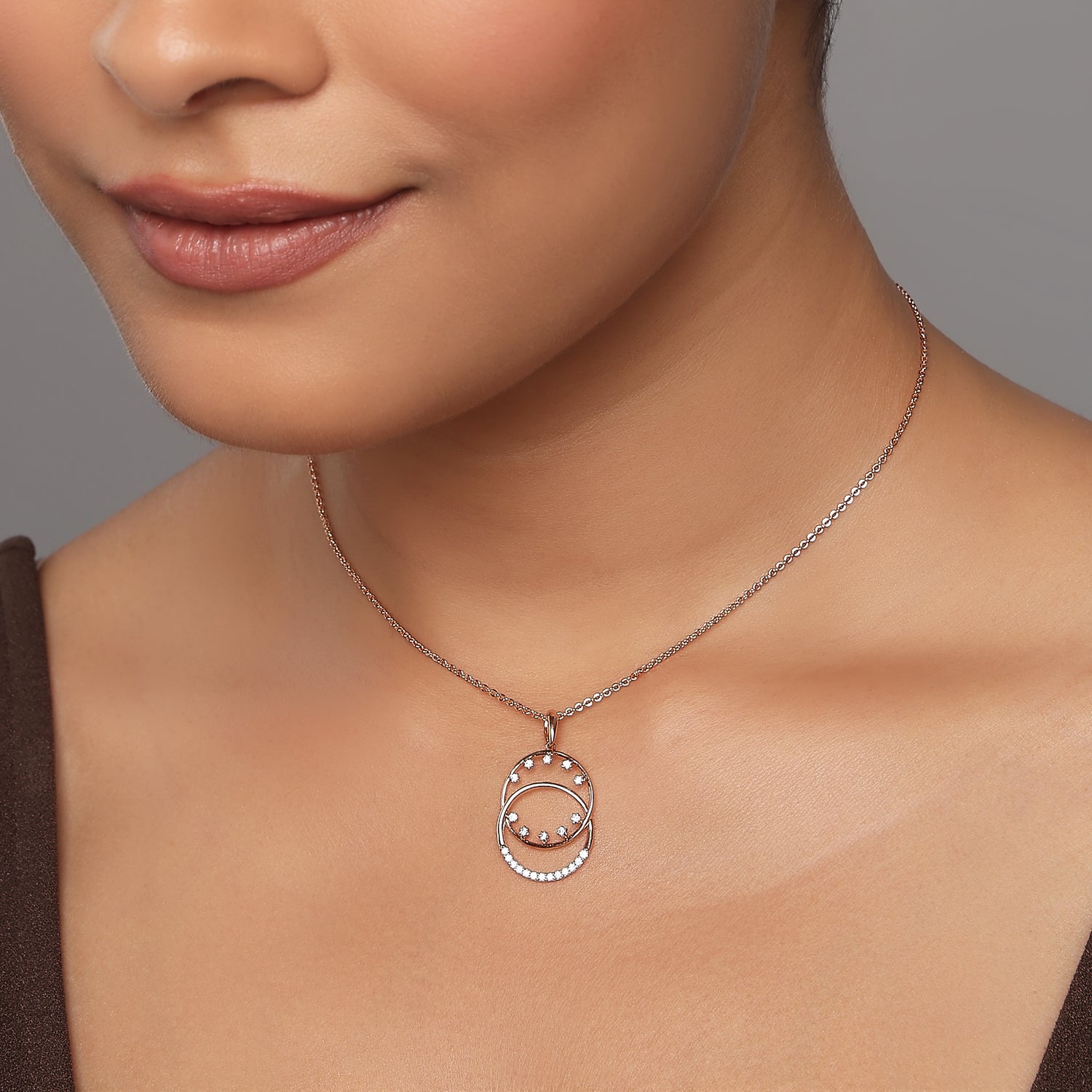 Elegant Interlocking Double Circle Pendant for Sophisticated Modern Women