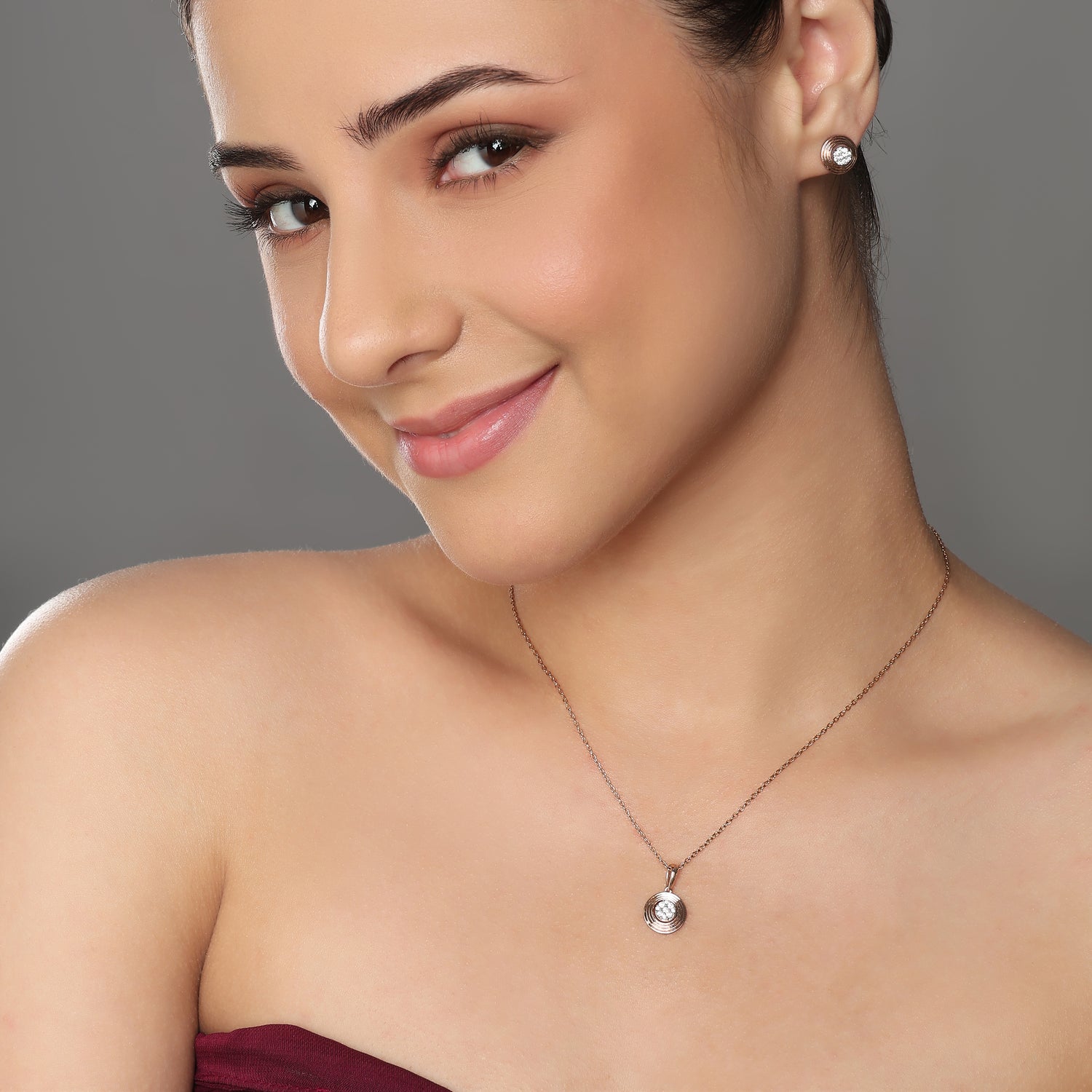 Exquisite Radiant Concentric Circle Pendant and Stud Earrings Jewelry Set