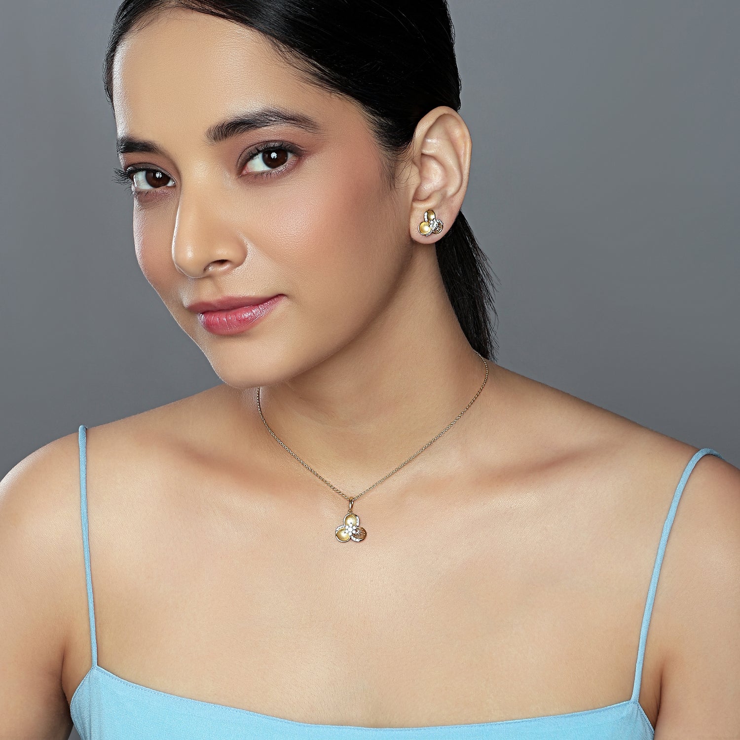 Elegant Floral Clover Pendant and Stud Earrings Jewelry Set