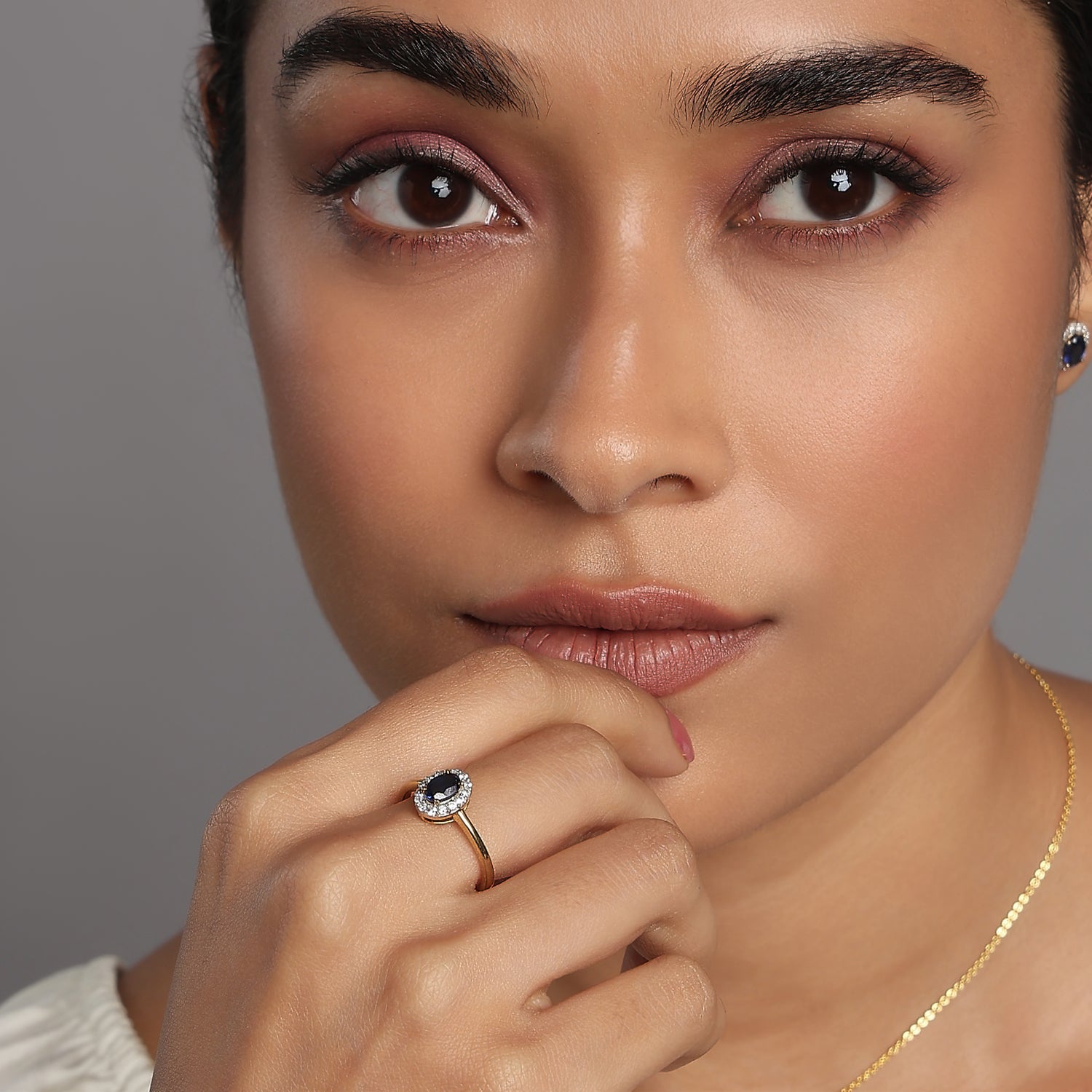 Elegant Oval Blue Sapphire And Diamond Halo Gold Cocktail Ring
