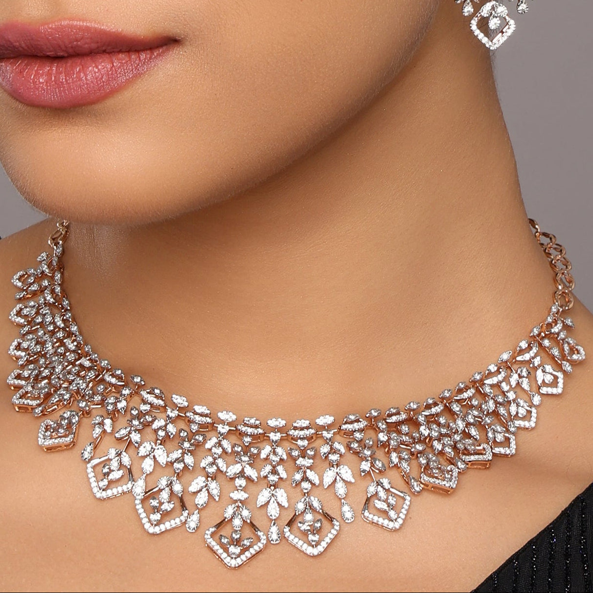 Layered Necklace with Diamond-Shaped Motifs and Intricate Design